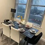 Daire Betty's Apartment- Metres From Train Station *