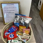 Betty's Apartment- Metres From Train Station * 해러게이트