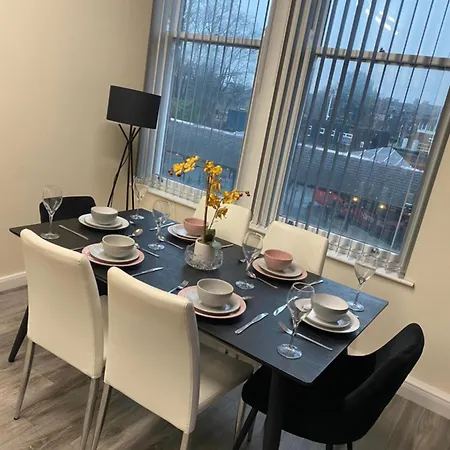 公寓 Betty's Apartment- Metres From Train Station *