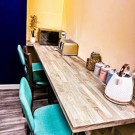 Betty's Apartment- Metres From Train Station *