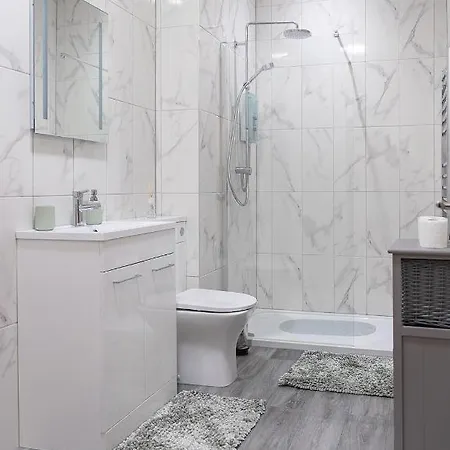 Betty's Apartment- Metres From Train Station 哈罗盖特