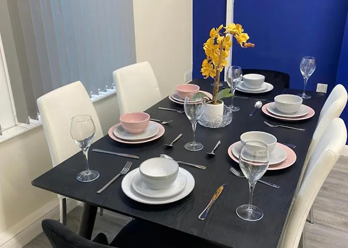 Betty's Apartment- Metres From Train Station Apartment Harrogate