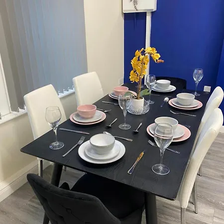Betty's Apartment- Metres From Train Station Daire Harrogate