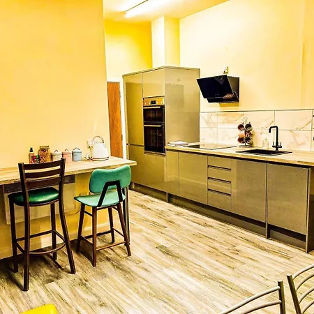 Betty's Apartment- Metres From Train Station Харрогейт