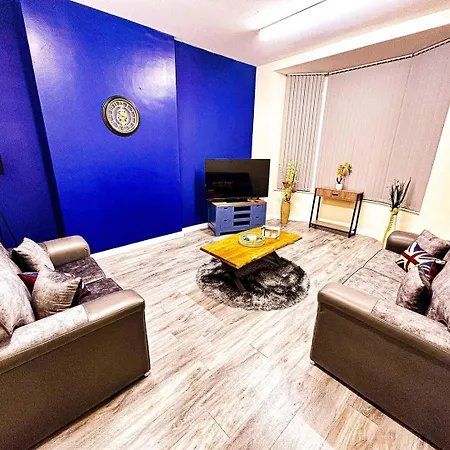 Betty's Apartment- Metres From Train Station Апартаменты