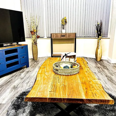 Betty's Apartment- Metres From Train Station * Харрогейт